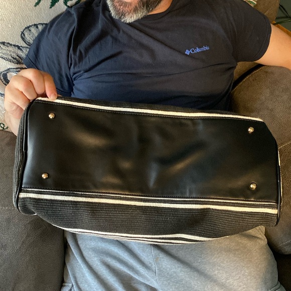 Urban Expressions Duffle Bag NWT - Picture 8 of 8